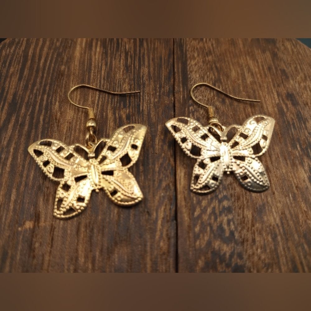 Gold tone garden butterfly earrings E235